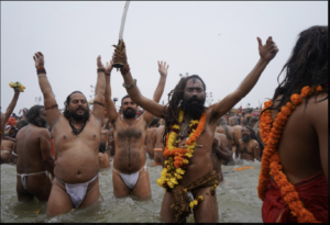 अमृत स्नान करते हुए नागा साधु